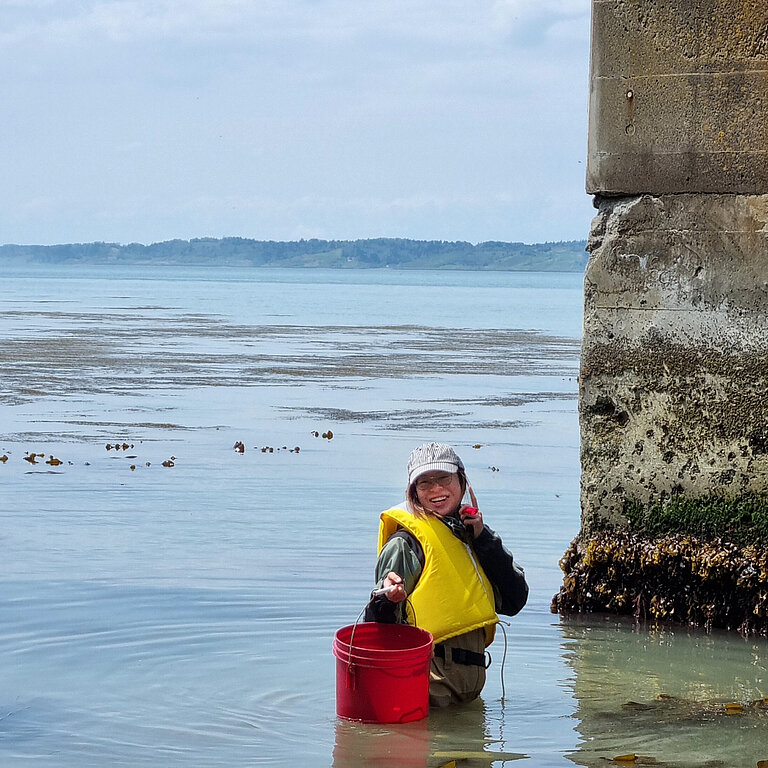 Wissenschaftlerin im Wasser in Japan