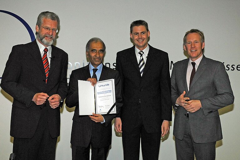 IFM-GEOMAR-Direktor Prof. Peter Herzig (li.) und Till Keulen (2.v.r.) von der Deutschen Bank überreichten Prof. Mojib Latif (2.v.l.) den Deutsche Bank-IFM-GEOMAR-Meeresforschungspreis 2009. Die Laudatio hielt der bekannte Fernsehmoderator Johannes B. Kerner (re.)