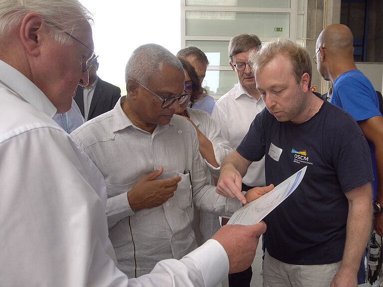German President Frank-Walter Steinmeier and José Maria Neves, President of the Republic of Cabo Verde, with Björn Fiedler, Scientific Coordinator of OSCM. 