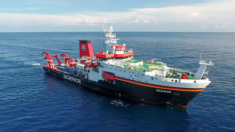 Das deutsche Forschungsschiff SONNE auf dem Meer