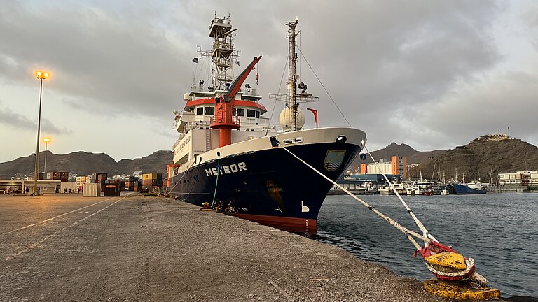 Ein Schiff liegt festgemacht im Hafen
