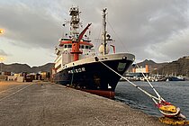 Ein Schiff liegt festgemacht im Hafen