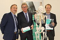 v.l: Prof. Dr. Anton Eisenhauer vom GEOMAR, Wirtschaftsminister Dr. Bernd Buchholz, osteolabs Geschäftsführer Dr. Stefan Kloth. Foto: osteolabs.