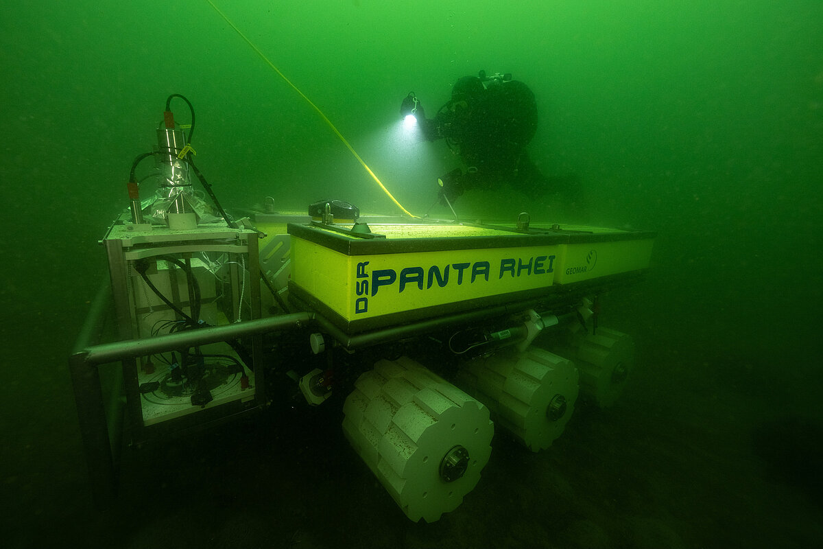 Panta-Rhei-19: Der DSR Pantha Rhei bei ersten Tests in der Ostsee, die Taucher verfolgen dessen Fahrverhalten (Quelle: Submaris)