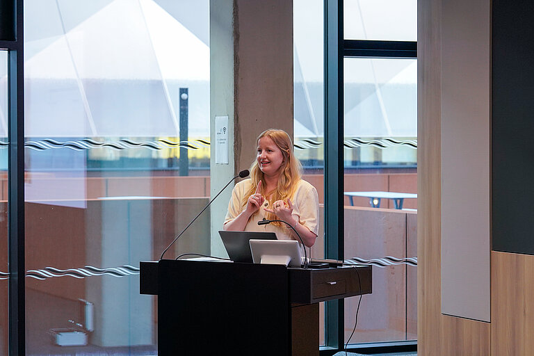 Ayla Murray hält einen Vortrag