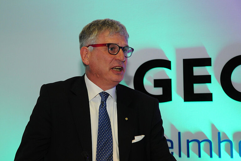 Seine Exzellenz Pietro Benassi, Botschafter der Republik Italien, verlas die Laudatio von Franco Gabrielli. Gabrielli war Leiter des italienischen Katasttrophenschutzes während der Costa Concordia-Bergung. Foto: J. Steffen, GEOMAR