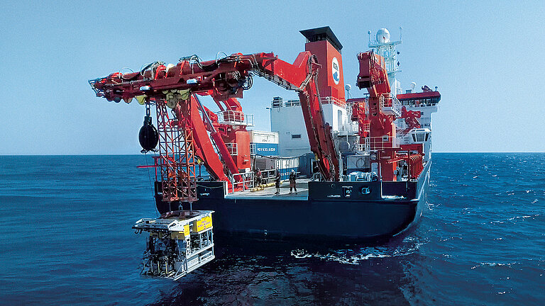 Deployment of the diving robot ROV KIEL 6000 to investigate the possible consequences of manganese nodule mining in the Central Pacific