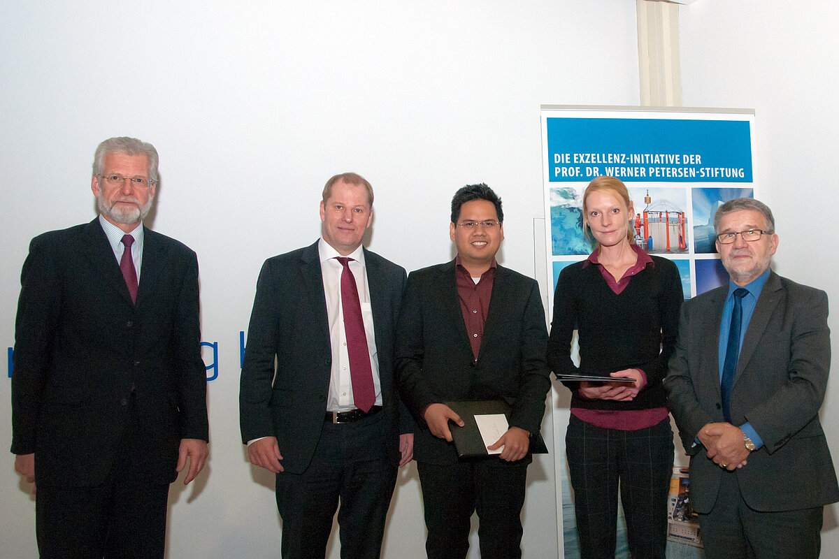 GEOMAR-Direktor Professor Peter Herzig (li.) sowie Dr. Martin Skaruppe (2.v.l.) und Dr. h.c. Klaus-Jürgen Wichmann (re.) aus dem Vorstand der Prof. Dr. Werner Petersen-Stiftung überreichen die Doktorandenpreise an Sandro Lubis (Mitte) und Franziska Julie 