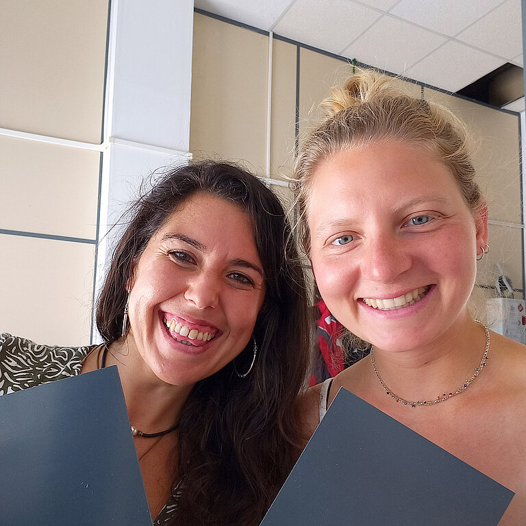 Wissenschaftlerinnen mit Teilen des Versuchsaufbaus