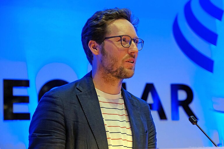 Schleswig-Holsteins Umweltminister Jan Philipp hält die Laudatio auf den Preisträger. Foto: Jan Steffen/GEOMAR