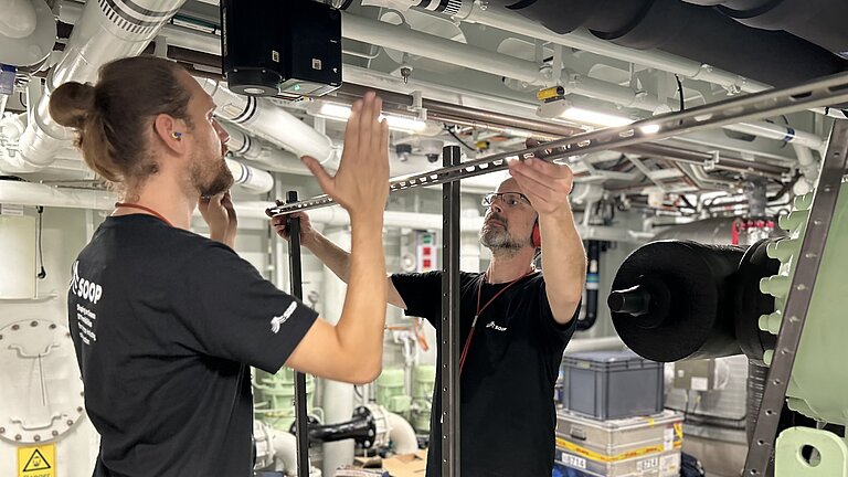 Zwei Männer im Maschinenraum eines Schiffes
