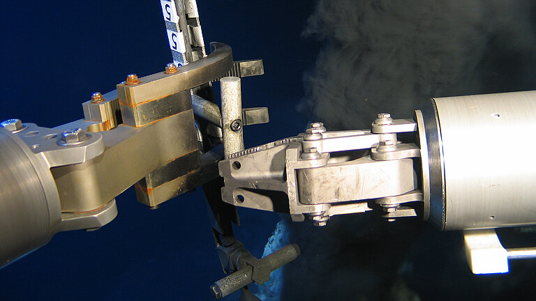 Zwei Greifarme aus Metall