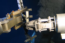 Zwei Greifarme aus Metall