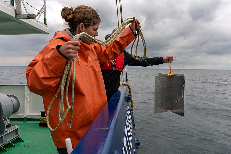 Ausbringen eines Oberflächendrifters zur Verfolgung der Wassermassen.