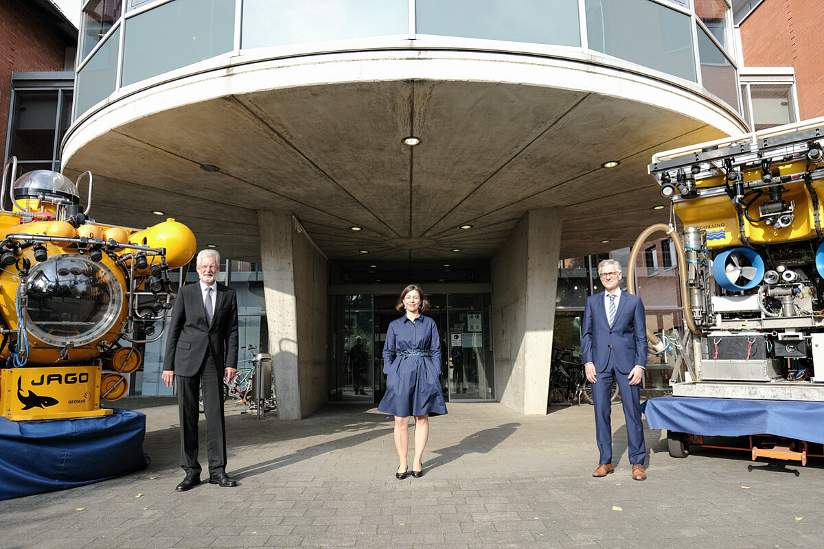 Group photo in front of the GEOMAR