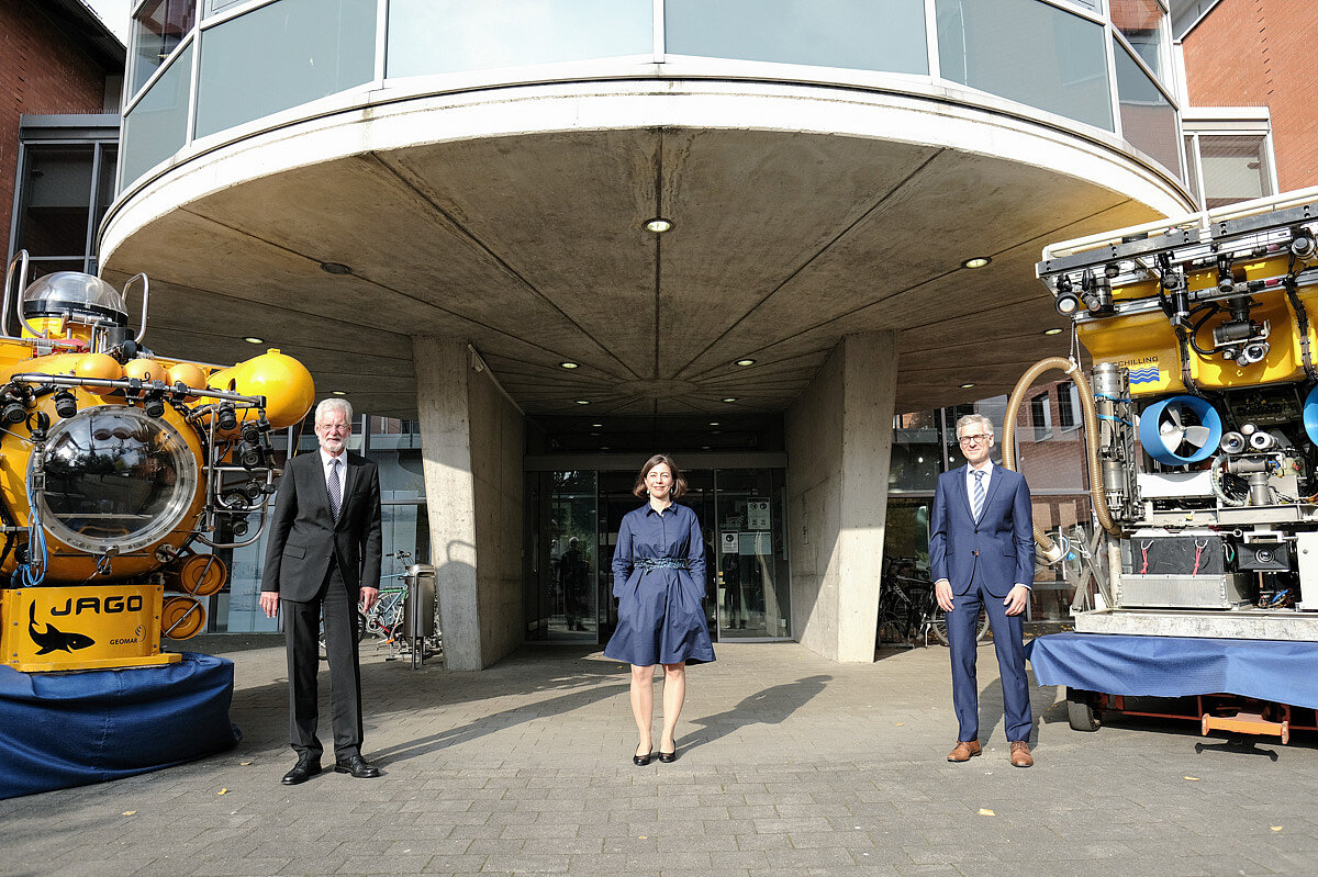 Gruppenbild vor dem GEOMAR mit dem Tauchboot Jago und dem Tauchroboter ROV KIEL 6000