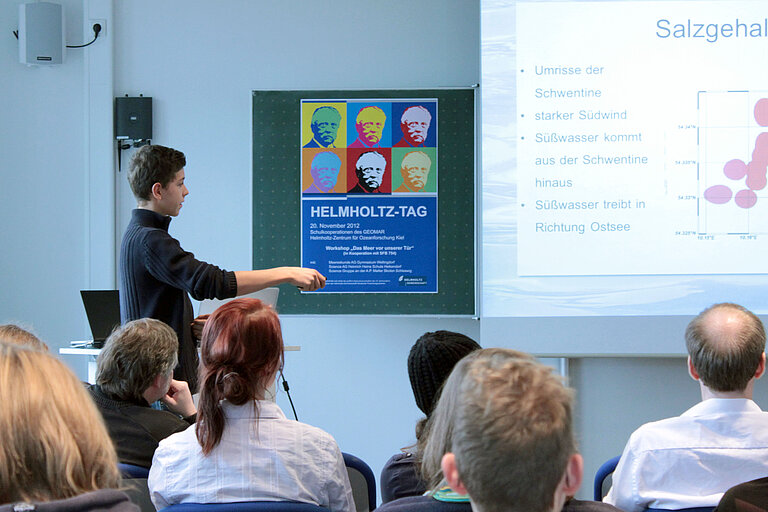 Der 14-jährige Kenneth erklärt seine Messungen in der Schwentinemündung. Foto: J. Jensen, GEOMAR