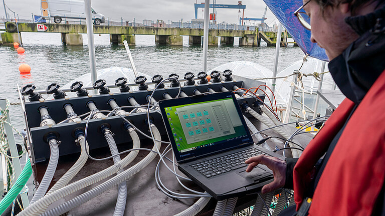 In die zwölf Mesokosmen werden computergesteuert je 8.000 Liter Wasser aus der Kieler Förde gepumpt.