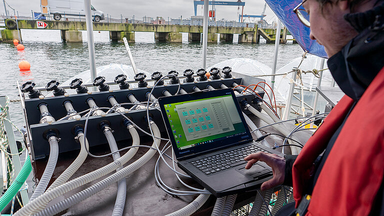 Computer-controlled 8,000 liters of water from the Kiel Fjord are pumped into each of the twelve mesocosms.