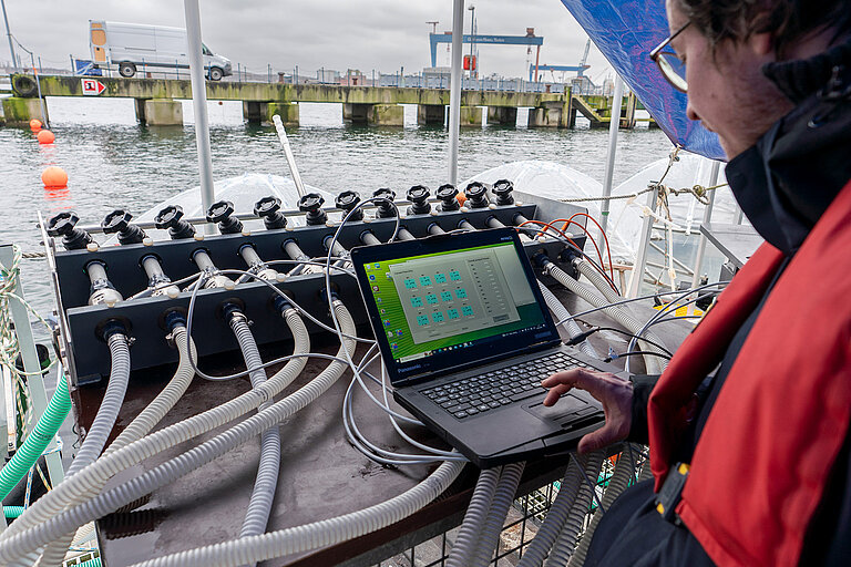 Forscher beim Befüllen der Mesokosmen.