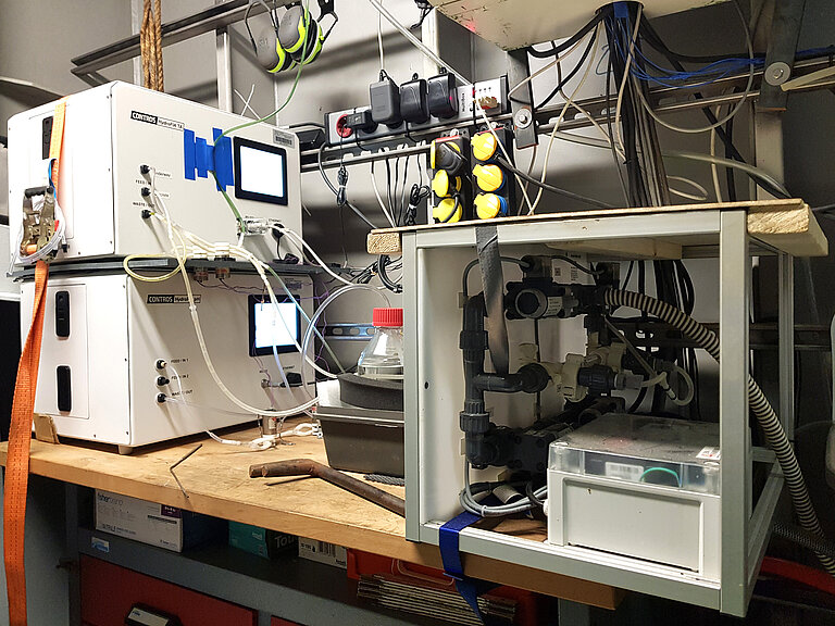 System für Kohlendioxid-Messungen an Bord eines Frachtschiffs im Nordatlantik.