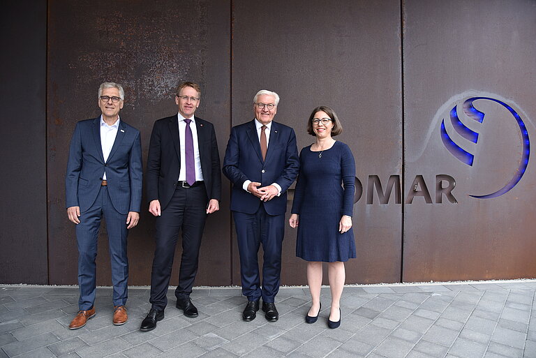 GEOMAR-Direktorin Professorin Dr. Katja Matthes mit Bundespräsident Frank-Walter Steinmeier, Daniel Günther, Ministerpräsident des Landes Schleswig-Holstein, und Frank Spiekermann, Verwaltungsdirektor des GEOMAR (von rechts nach links).