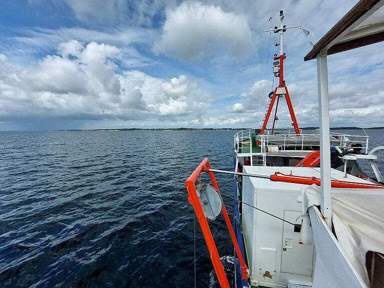 Der Bug eines Schiffes auf dem Wasser, dicht unter der Küste