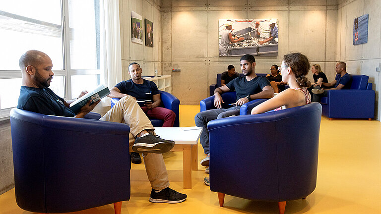 Für Meetings in kleineren Gruppen oder einfach zur Entspannung steht eine Lounge mit angeschlossener Küche bereit. 