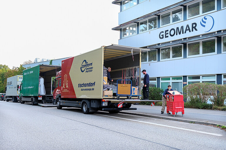 Abtransport der Kisten vom Westufer-Standort