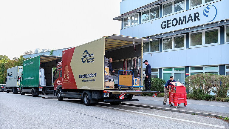 Abtransport der Kisten vom Westufer-Standort.