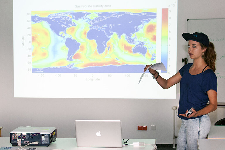 Wo kommen in den Ozeanen Gashydrate vor? Lola Grundmann aus Zürich präseniert am Abschlusstag zusammen mit den anderen Teilnehmerinnen und Teilnehmern die Ergebnisse der "Sommerschule für Marine Geowissenschaften". Foto: J. Steffen, GEOMAR
