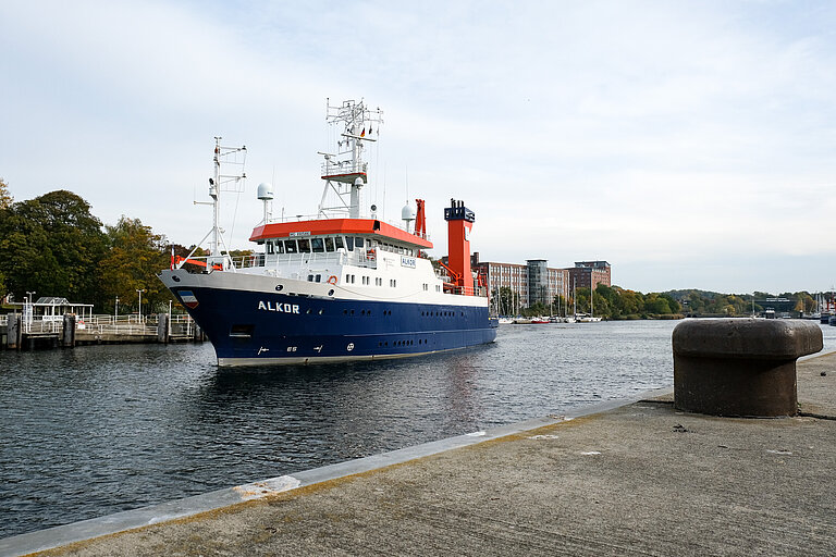 FS ALKOR in der Schwentinemündung auslaufend. 