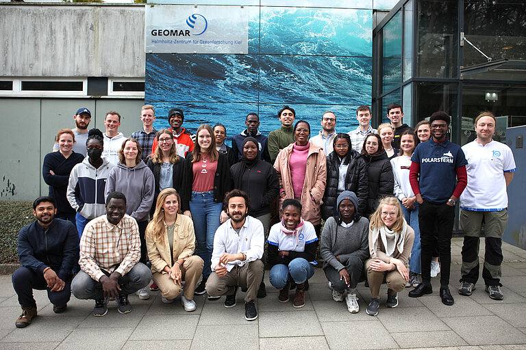 Gruppe von Forschenden vor dem GEOMAR