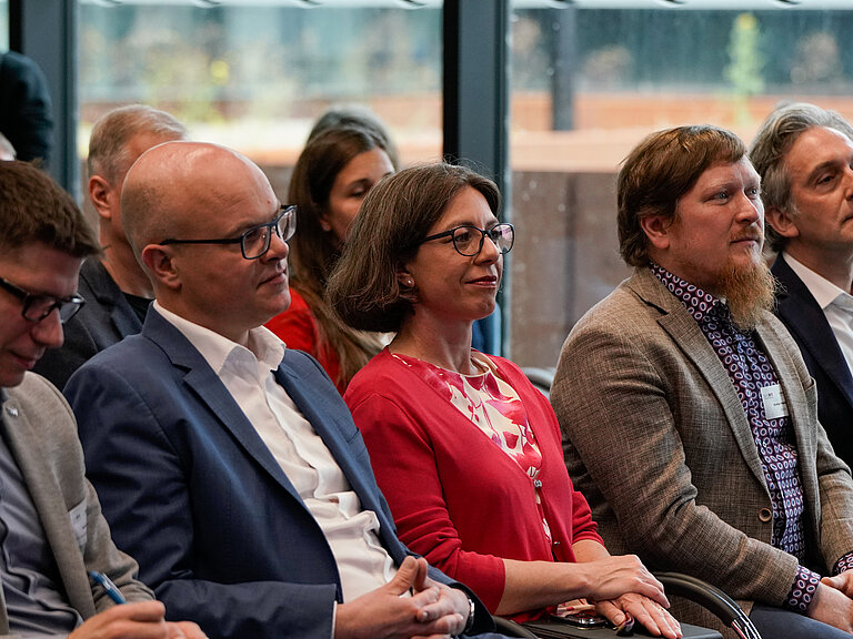 Personen sitzen in einem Konferenzraum