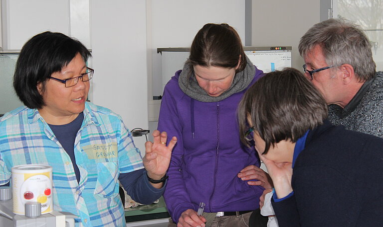 Ein nicht zu unterschätzender Aspekt bei Lehrerfortbildungen: der direkte Erfahrungsaustausch über praktische Einzelheiten. Foto: S. Dengg, GEOMAR