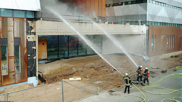 13.09.2022: Bei Arbeiten auf dem Dach des ENB kam es zu einem Brand