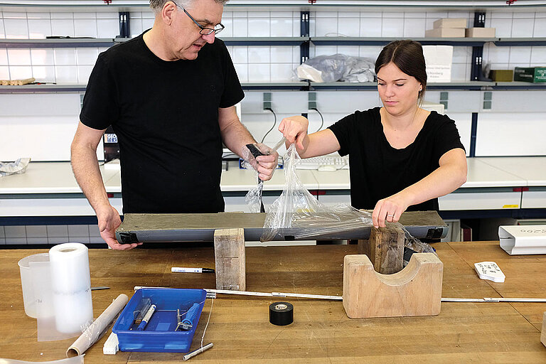 Noch an Bord oder spätestens im Labor werden die jeweils ein Meter langen Kernsegmente längs in eine Arbeitshälfte und eine Archiv­hälfte zur Aufbewahrung im Kernlager geteilt. Foto: Jan Steffen / GEOMAR
