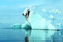 Ein Eisberg schwimmt im Meer