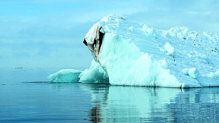 Ein Eisberg schwimmt im Meer