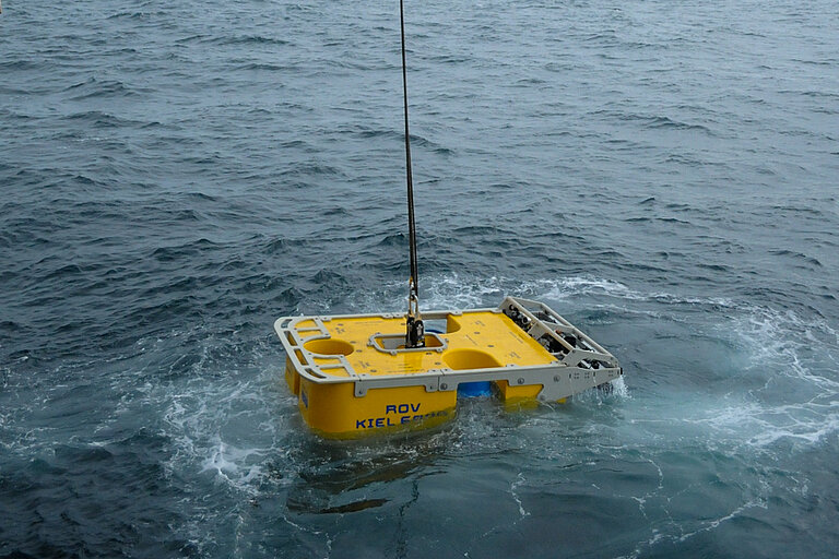 Das ROV KIEL 6000 am A-Rahmen-Kran des FS SONNE. Foto: Mia Schumacher/GEOMAR
