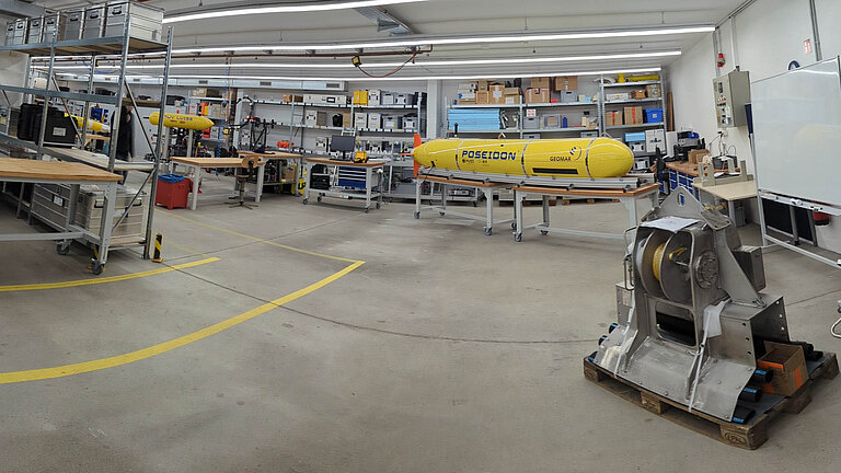 Blick in die AUV Werkstatt. Im Vordergrund ist das LARS (Launch and Recovery System) zu erkennen.