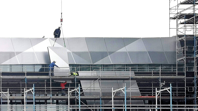 Anbringung der Fassadenelemente aus Aluminium-Lochblech am Turm 4