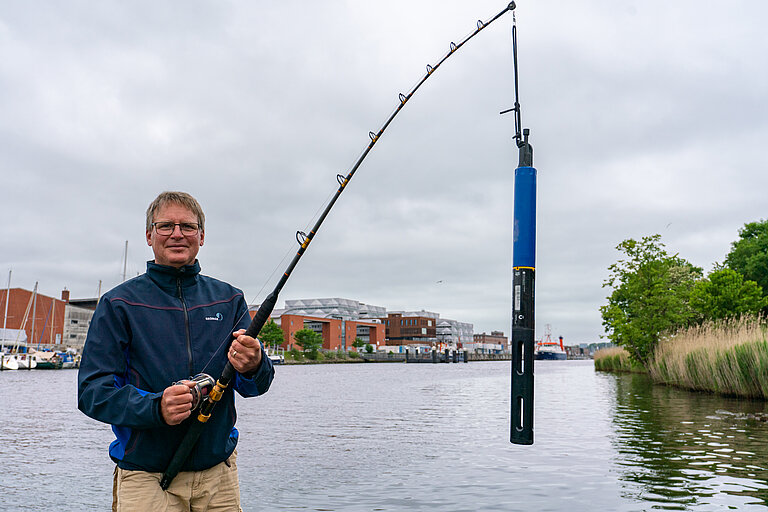 Dr. Toste Tanhua presents one of the oxygen sensors of the new project „Citizen Science: Sailing for Oxygen“. 