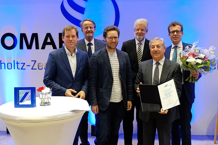 Kiels Oberbürgermeister Dr. Ulf Kämpfer, Min.Dir. Volker Rieke, Abteilungsleiter im Bundesforschungsministerium, Schleswig-Holsteins Umweltminister Jan Philipp Albrecht, GEOMAR-Direktor Prof. Dr. Peter Herzig und Dr. Cornel Wisskirchen  von der Deutschen Bank gratulieren dem Preisträger Karmenu Vella (2. v. r.) zum Deutschen Meerespreis 2018. Foto: Jan Steffen/GEOMAR