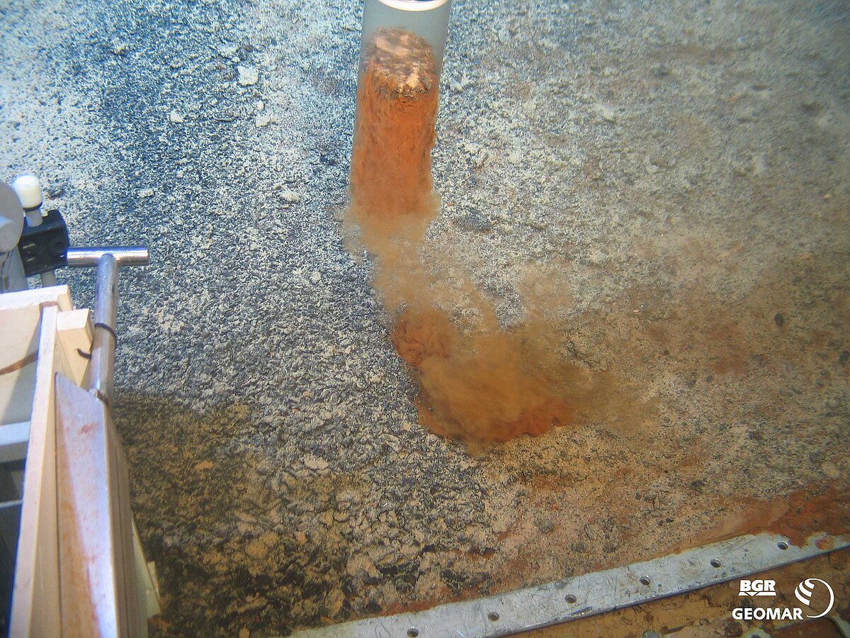 Hydrothermales Sediment: Beprobung mittels Pushcore (3090 m).