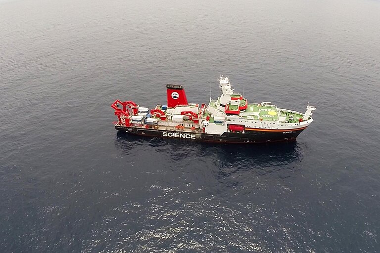 Das Forschungsschiff SONNE im Südostpazifik während der Expedition SO242. Eigentlich ging es bei dieser Fahrt darum, die ökologischen Folgen von potenziellem Manganknollenabbau in der Tiefsee zu untersuchen. Foto: Ralph Schwarz/GEOMAR
