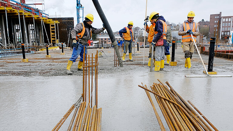 Der Frischbeton wird umgehend in die Bewehrung einer Bodenplatte eingebaut. 