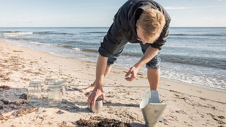 Dort, wo sich Muschelschalen und kleine Pflanzenteile ablagern, wurde mit einem Zylinder, einer Platte und einem Trichter aus Metall das Sediment entnommen.