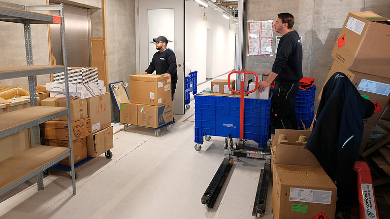 Anlieferung des Umzugsguts am GEOMAR-Neubau. 