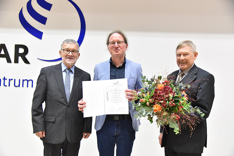 Dr. Christian Zöllner, stellvertretender Vorsitzender (links), und Dr. h..c. Klaus-Jürgen Wichmann, Geschäftsführer der Prof. Dr. Werner-Petersen-Stiftung  (rechts), gratulierten Professor Dr. David Thieltges (Mitte) zur 29. Petersen-Exzellenzprofessur. Foto: Thomas Eisenkrätzer, GEOMAR